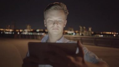 Tablet kullanan adam