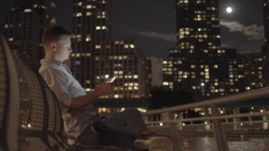 Tablet kullanan adam