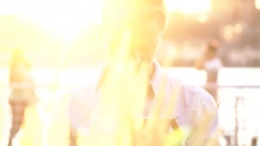 Tablet kullanan adam