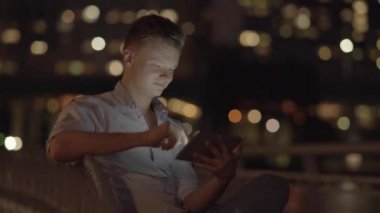 Tablet kullanan adam