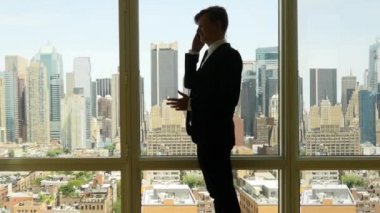 İş adamı telefonda konuşuyor.