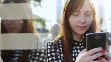 Akıllı telefon kullanan kadın