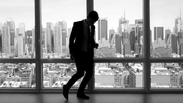 Business man dansar i moderna kontor — Stockvideo