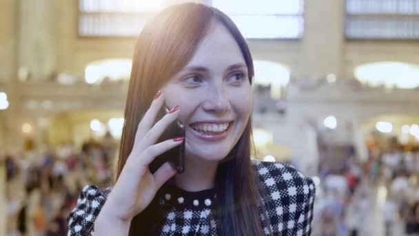 Mujer usando teléfono inteligente — Vídeos de Stock