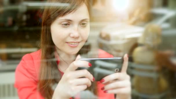 Mujer usando teléfono inteligente — Vídeos de Stock