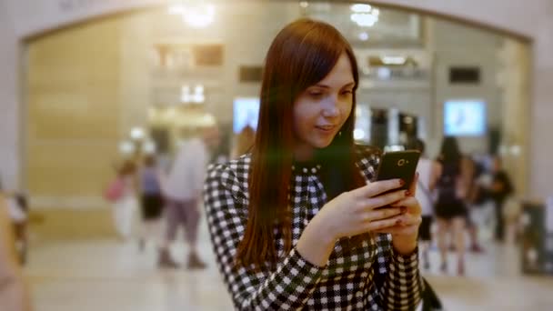 Mujer usando teléfono inteligente — Vídeos de Stock