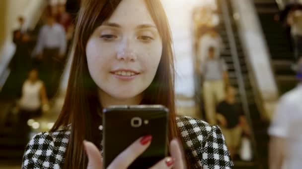 Mulher usando telefone inteligente — Vídeo de Stock