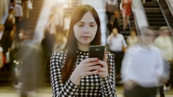 Mujer usando teléfono inteligente — Vídeos de Stock