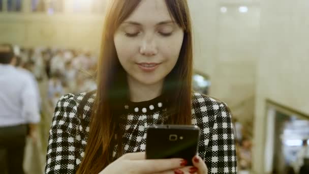 Frau benutzt Smartphone — Stockvideo