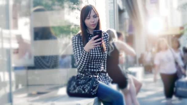 Mulher usando telefone inteligente — Vídeo de Stock