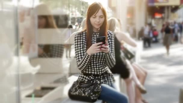 Mujer usando teléfono inteligente — Vídeo de stock