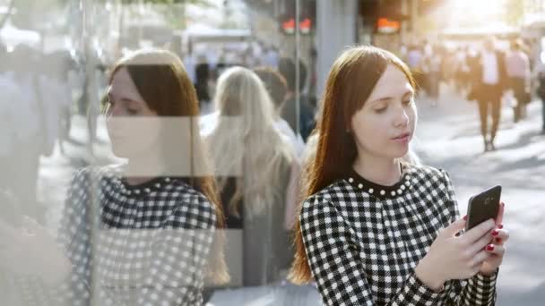 Mujer usando teléfono inteligente — Vídeos de Stock