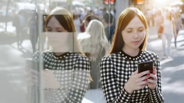 Femme utilisant un téléphone intelligent — Video