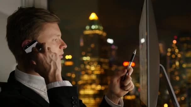 homme d'affaires analysant des graphiques