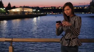 Akıllı telefon kullanan kadın