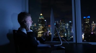 İş adamı telefonda konuşuyor.