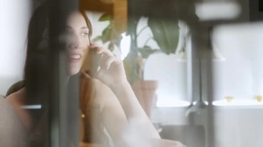 Akıllı telefon kullanan kadın