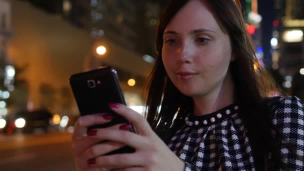 Mujer usando teléfono inteligente — Vídeos de Stock