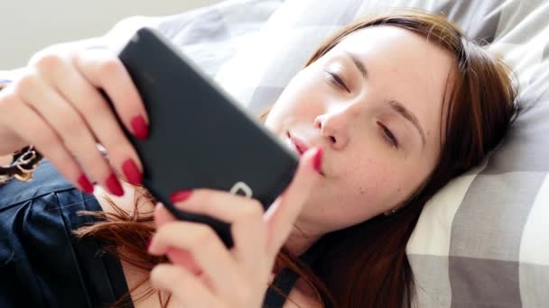 Mujer usando teléfono inteligente — Vídeo de stock