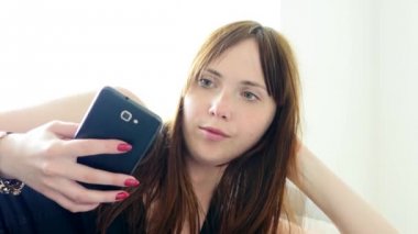 Akıllı telefon kullanan kadın