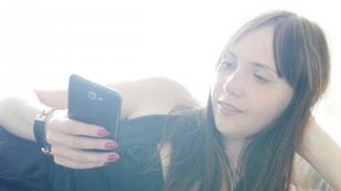 Akıllı telefon kullanan kadın