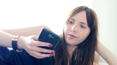 Akıllı telefon kullanan kadın