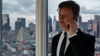 İş adamı telefonda konuşuyor.