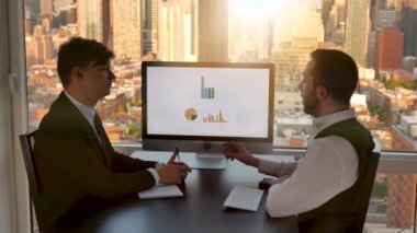 genç profesyonellerin iş toplantısı