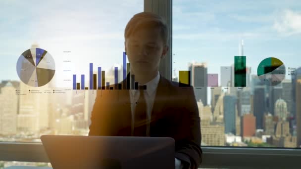 Businessman analyzing charts on computer — Stock Video