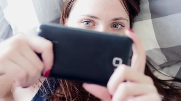 Mulher usando telefone inteligente — Vídeo de Stock