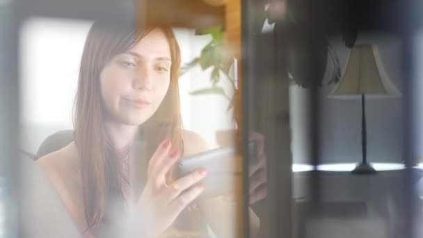 Mujer usando teléfono inteligente — Vídeos de Stock