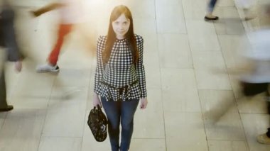 insanlar yürüyen tarafından çevrili kadın