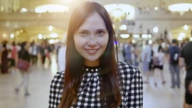 insanlar yürüyen tarafından çevrili kadın