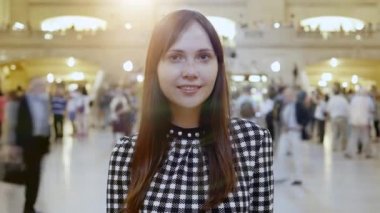 insanlar yürüyen tarafından çevrili kadın