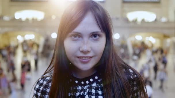 Woman surrounded by walking people — Stock Video