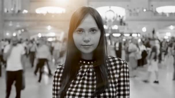 Woman surrounded by walking people — Stock Video