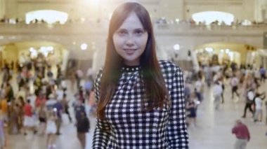 insanlar yürüyen tarafından çevrili kadın