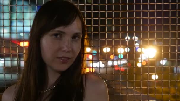 Wanita di luar rumah di malam hari — Stok Video