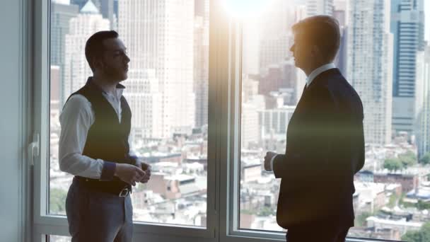 Hombres de negocios que tienen reunión de negocios — Vídeo de stock