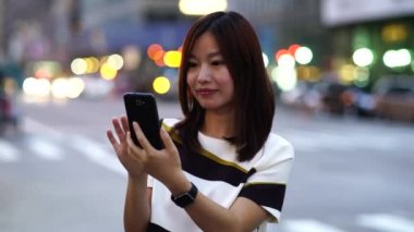 App akıllı telefon kullanan kadın