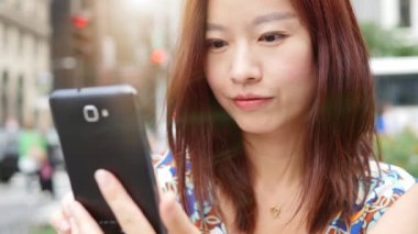 Akıllı telefon kullanan kadın