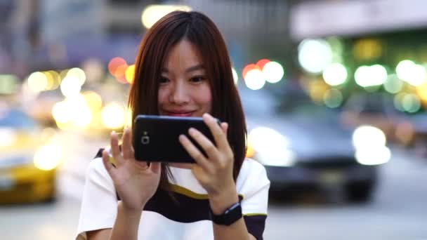 Mujer utilizando la aplicación en el teléfono inteligente — Vídeos de Stock