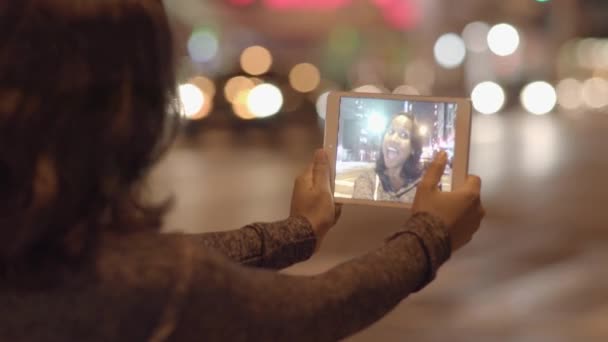 Mujer usando tableta pc — Vídeos de Stock