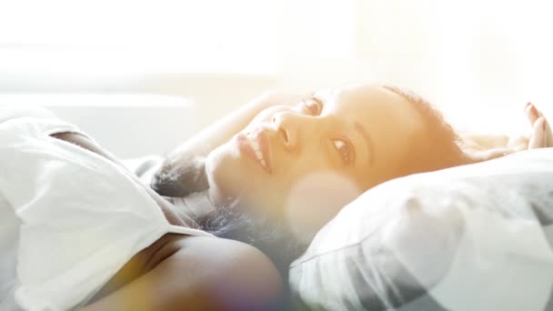 Mujer acostada en la cama — Vídeos de Stock