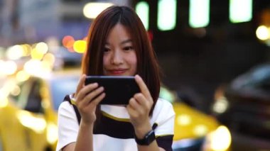 App akıllı telefon kullanan kadın