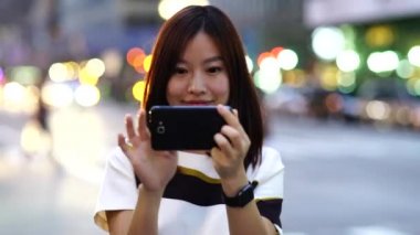 App akıllı telefon kullanan kadın