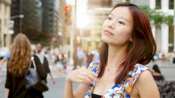 Asian woman standing on street — Stock Video