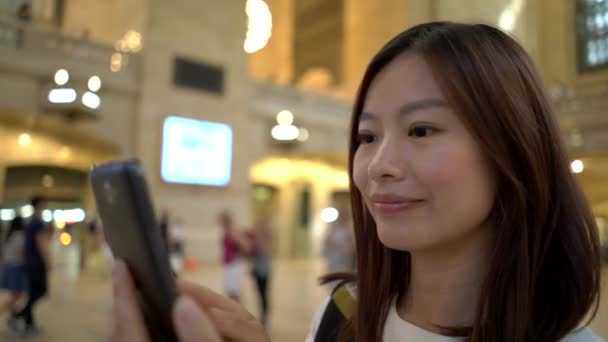 Mujer usando teléfono inteligente — Vídeos de Stock