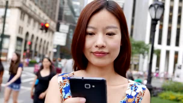 Mujer usando teléfono inteligente — Vídeo de stock