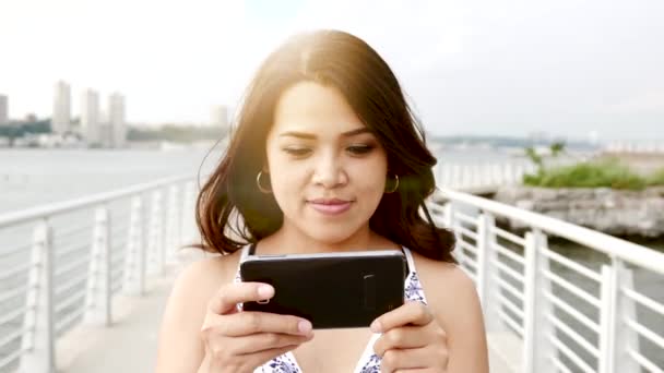 Mulher usando telefone inteligente — Vídeo de Stock